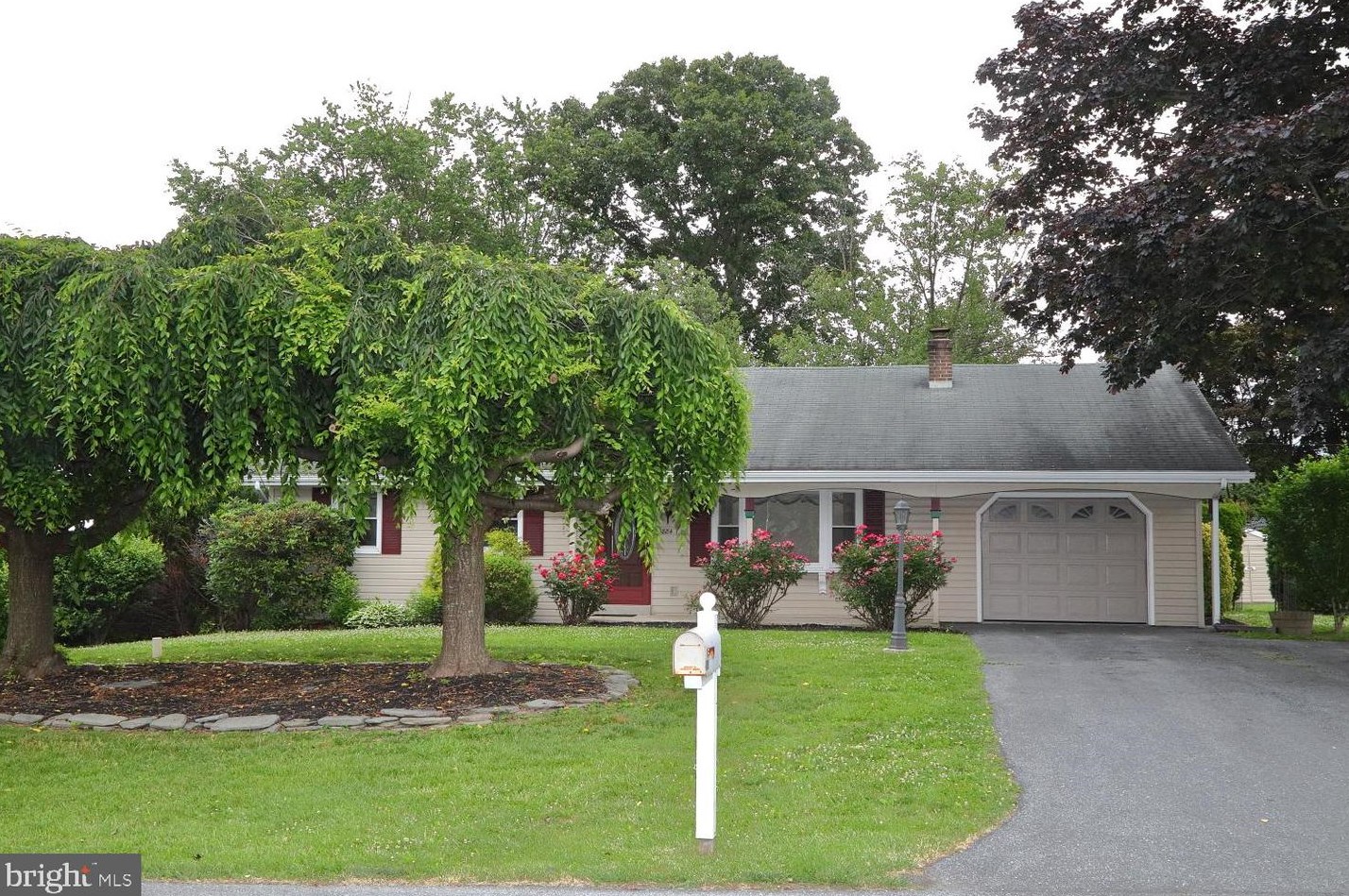 884 Robin Rd, Lancaster, PA 17601