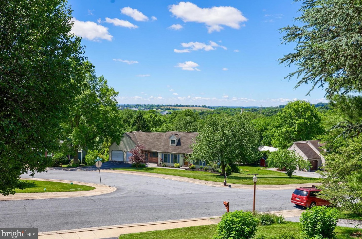 10 Echo Valley Dr, Ephrata, PA 17522