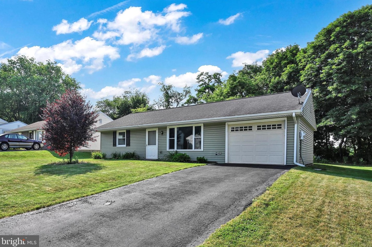 35 E Summit Dr, Schoeneck, PA 17578