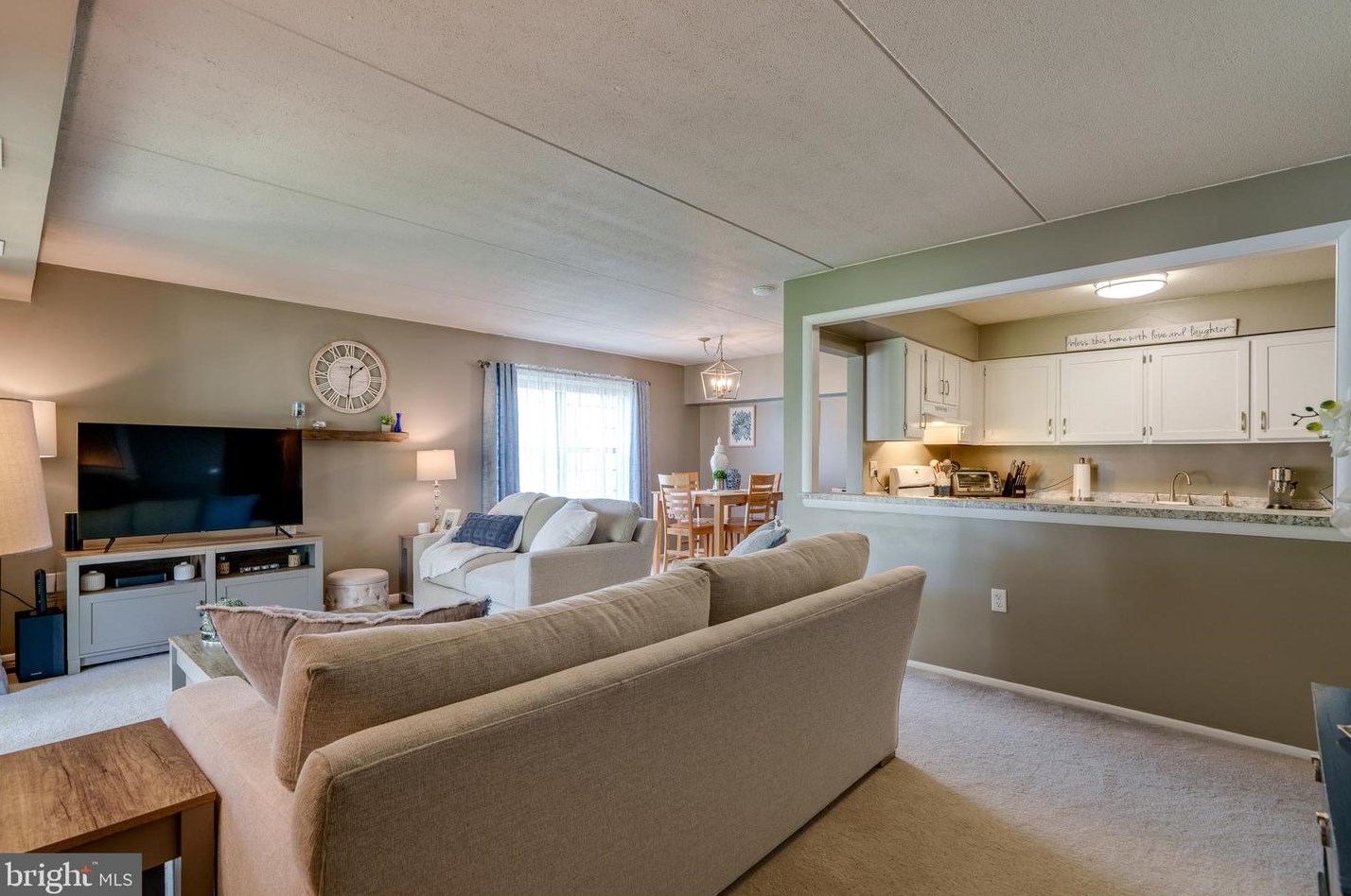 212 Valleybrook Dr, Lancaster PA  17601-4618 exterior