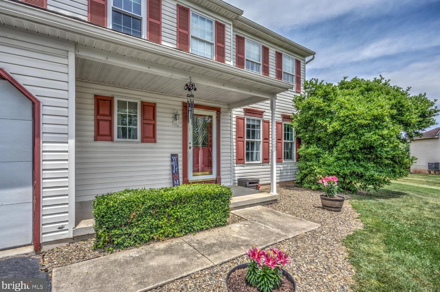 25 Cedar Ct, Swartzville, PA 17569