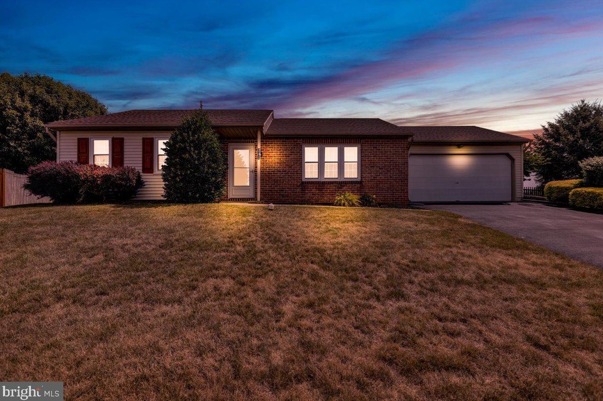 231 Hinkle Dr, Groffdale, PA 17557