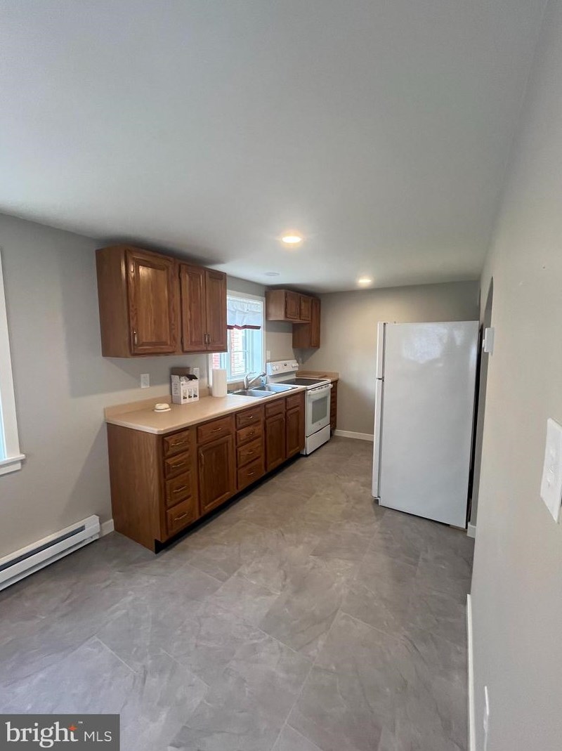 8 E Main St, Swartzville, PA 17569