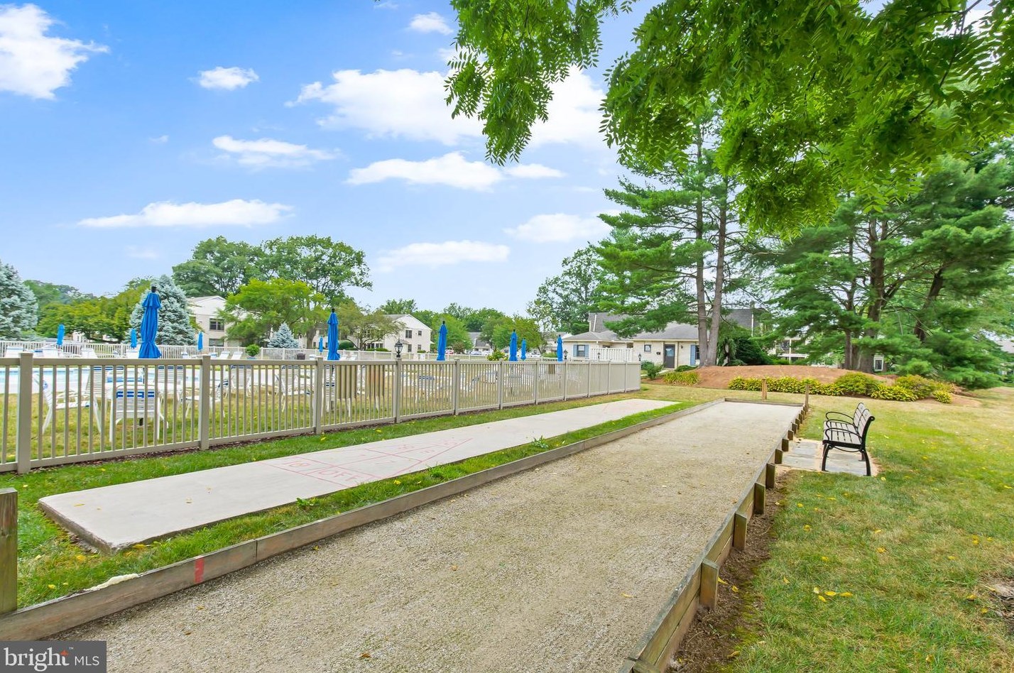 409 Valleybrook Dr, Lancaster PA  17601-4620 exterior