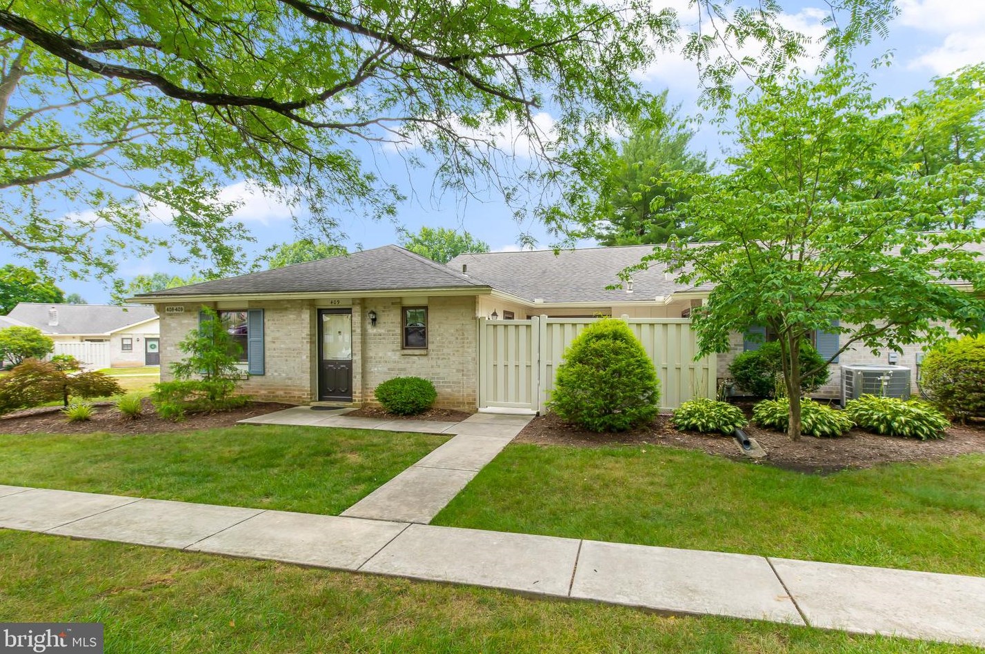 409 Valleybrook Dr, Lancaster PA  17601-4620 exterior