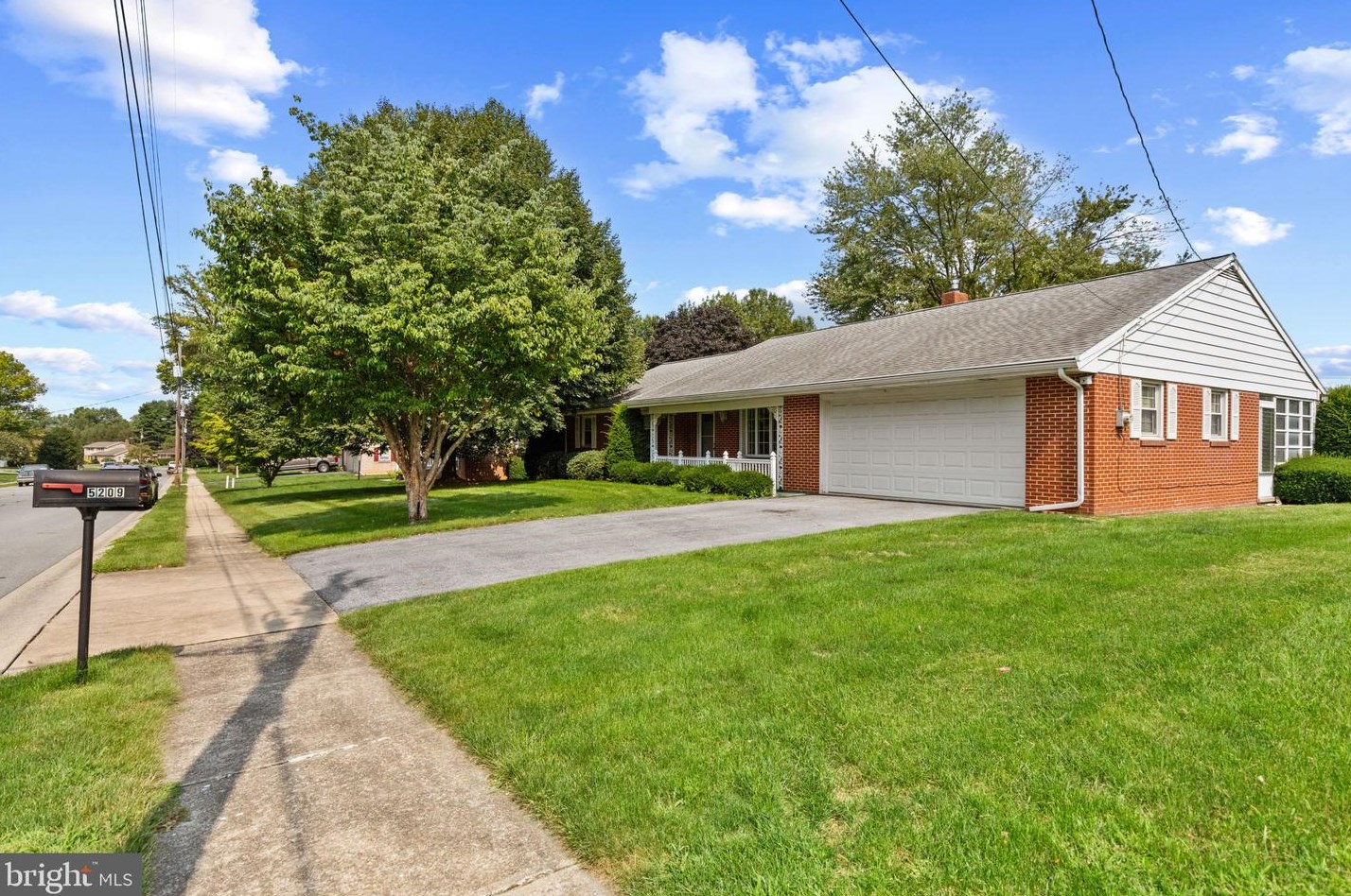 5209 Brook Dr, East Petersburg, PA 17520