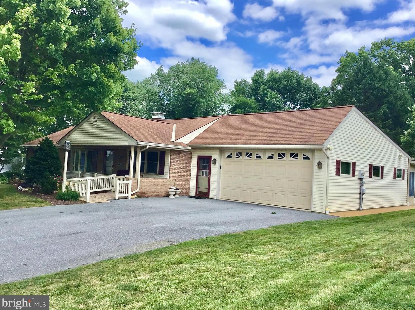 319 S Hillcrest Ave, Buck, PA 17566