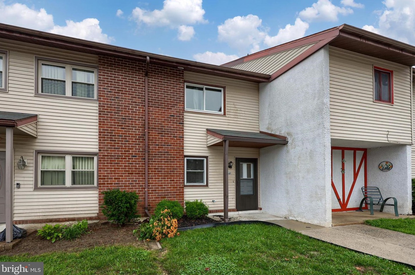 361 Greenland Dr, Lancaster, PA 17602-3356