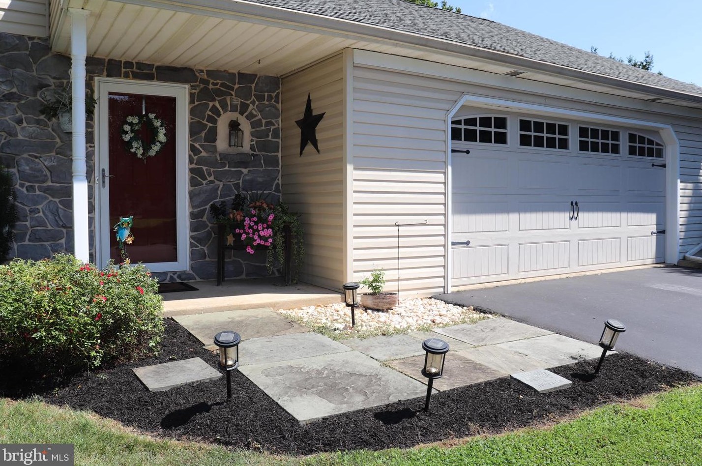 330 Woodchuck Dr, Ephrata, PA 17522