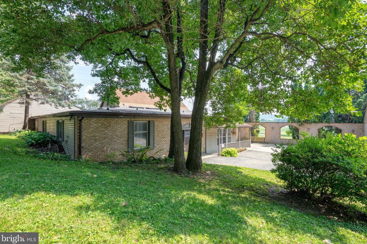 43 Slaymaker Hill Rd, New Milltown, PA 17535