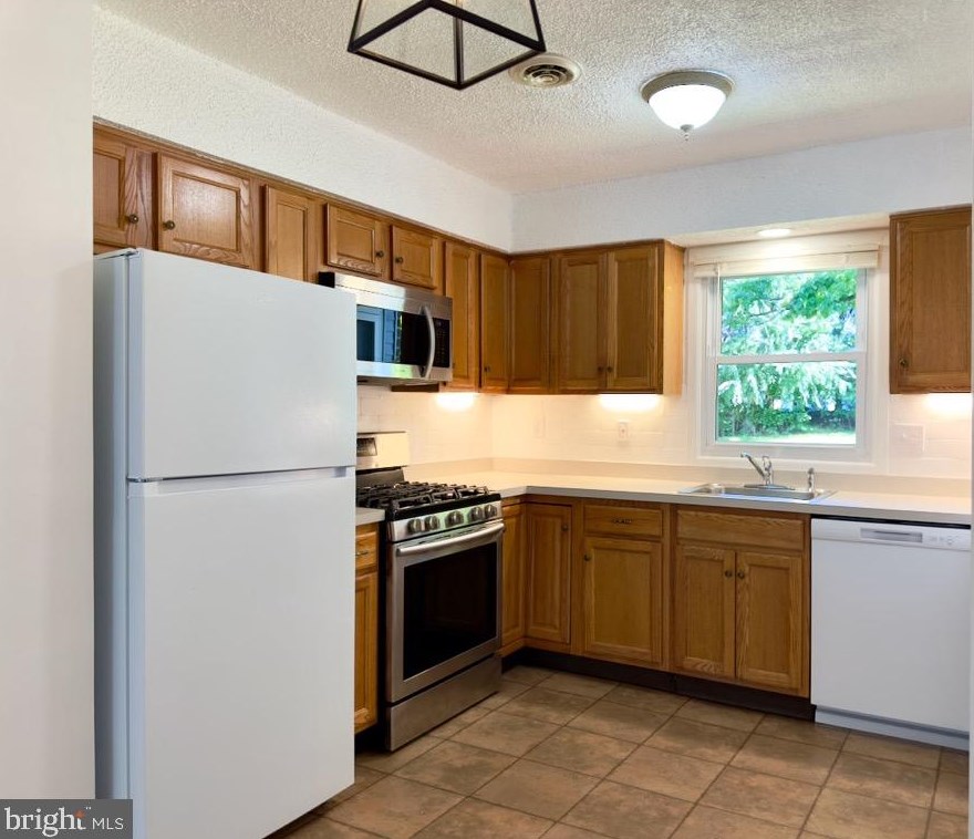 329 Greenland Dr, Lancaster, PA 17602-3355
