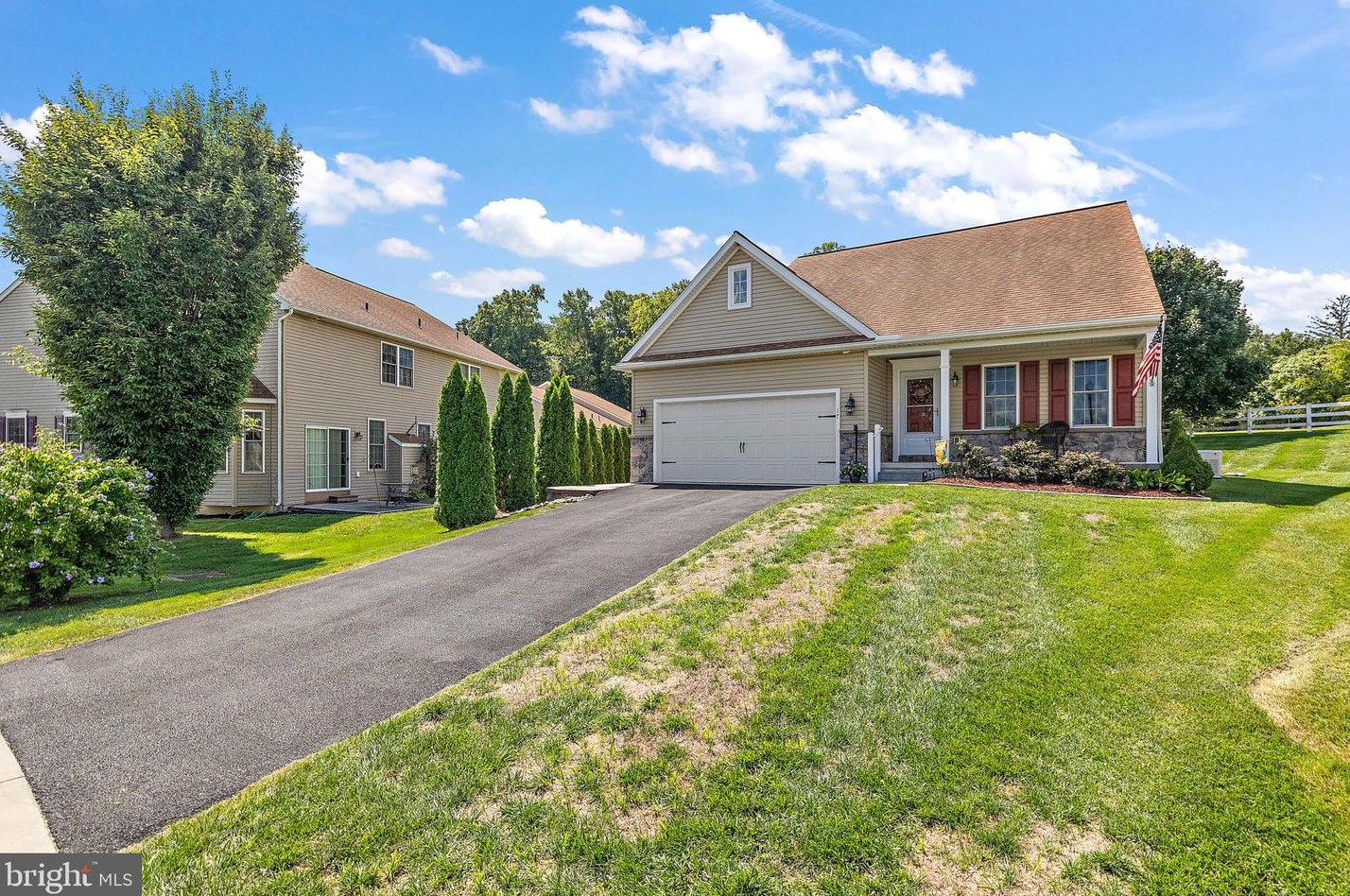 17 Regency Dr, Bartville, PA 17509
