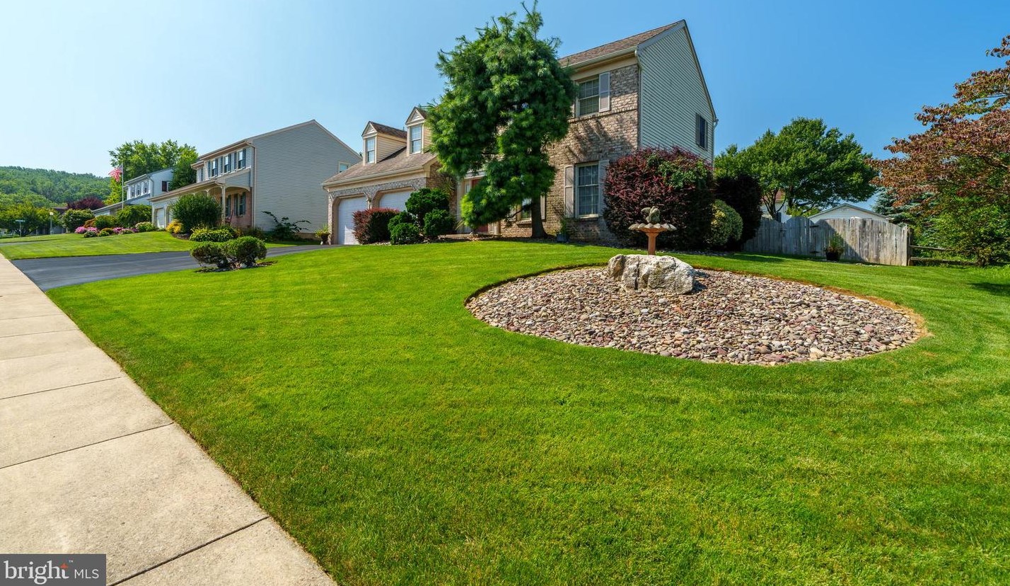 60 Brookfield Dr, Ephrata, PA 17522