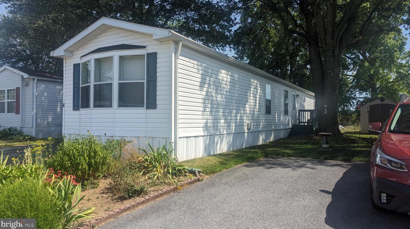 4 Crystal Ave, Ephrata, PA 17522