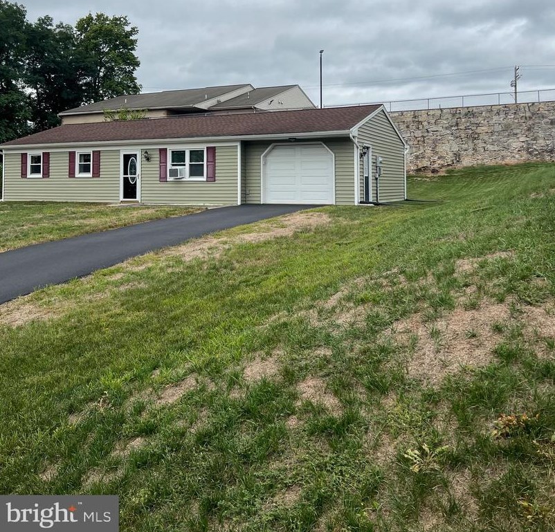 444 S 9th St, Akron, PA 17501