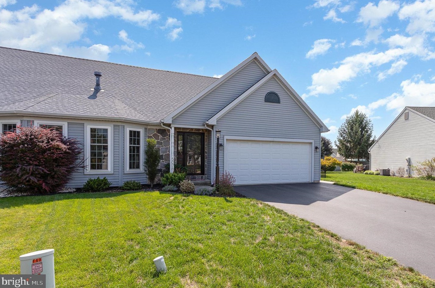 5076 Field View Dr, Mount Joy, PA 17552