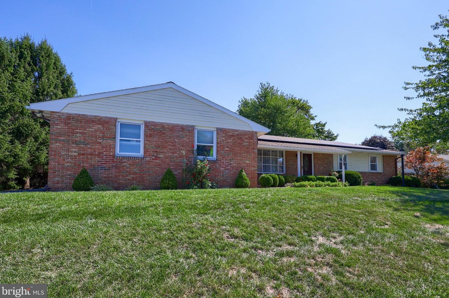205 Broad St, Akron, PA 17501