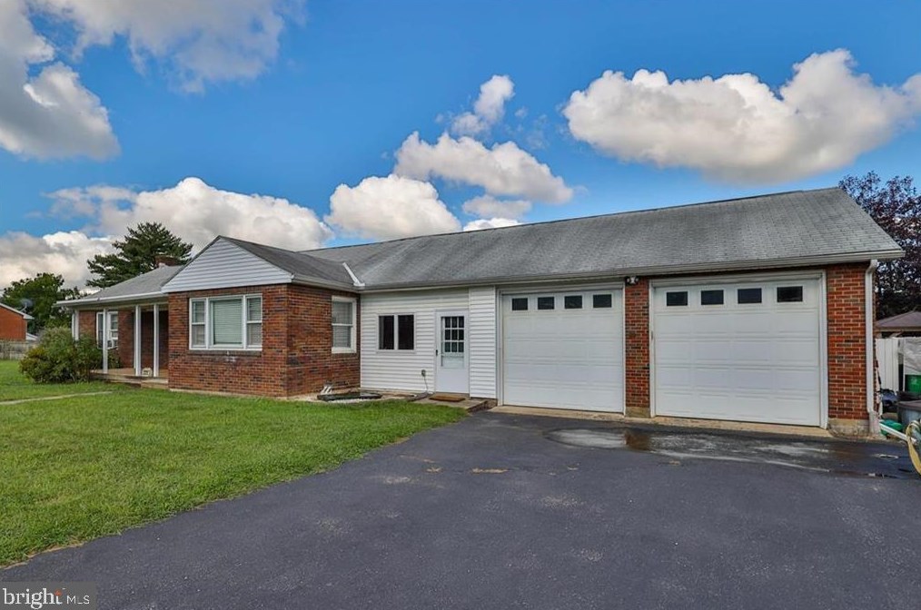 2721 Fernor St, Allentown, PA 18103-7221