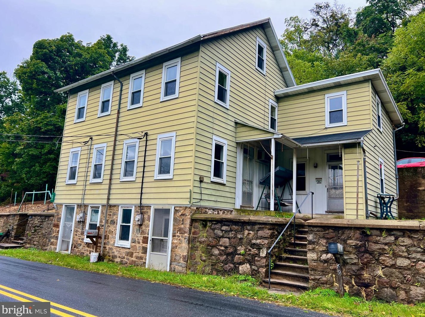 688 Franklin St, Alburtis, PA 18011-9578