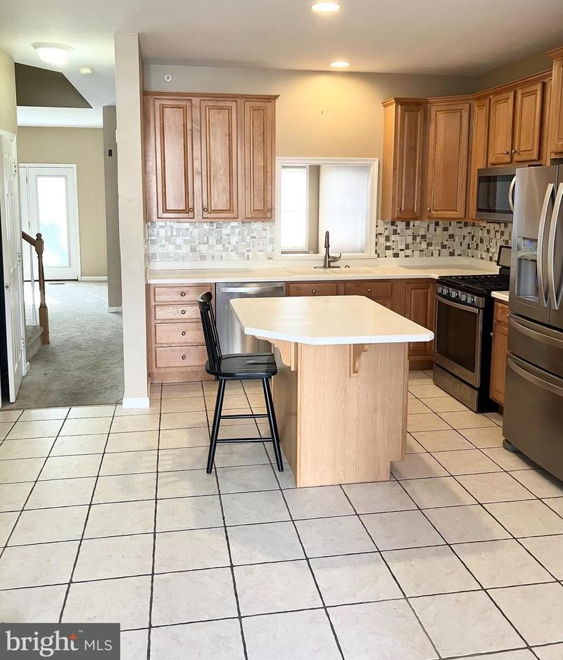 6668 Mine Dr, Macungie, PA 18062
