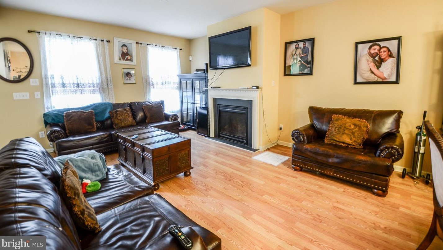 2321 Wood St, Allentown, PA 18103-5326