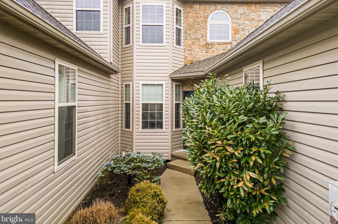 3063 Village Dr, Center Valley, PA 18034-8446