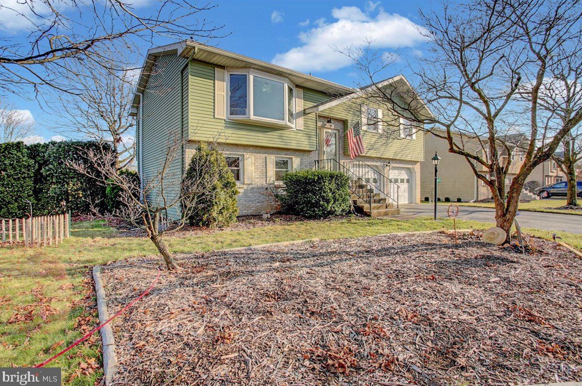 1881 Molinaro Dr, Allentown, PA 18104-1233
