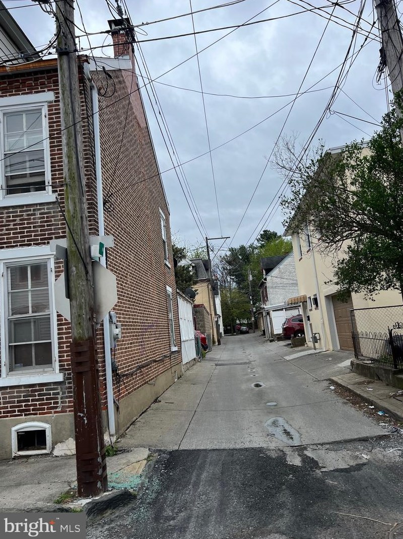738 Mulberry St, Allentown, PA 18102-2810