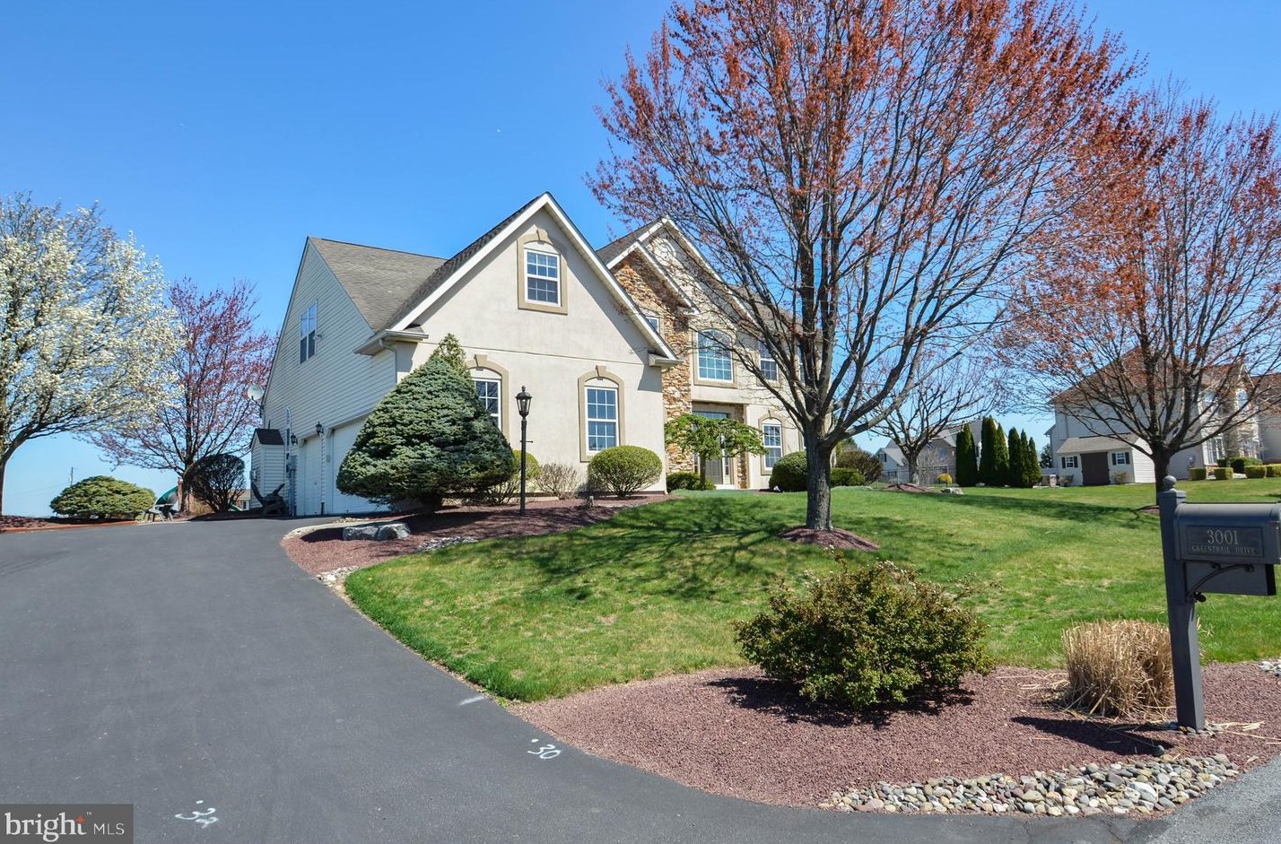 3001 Greentrail Dr, Schnecksville, PA 18078