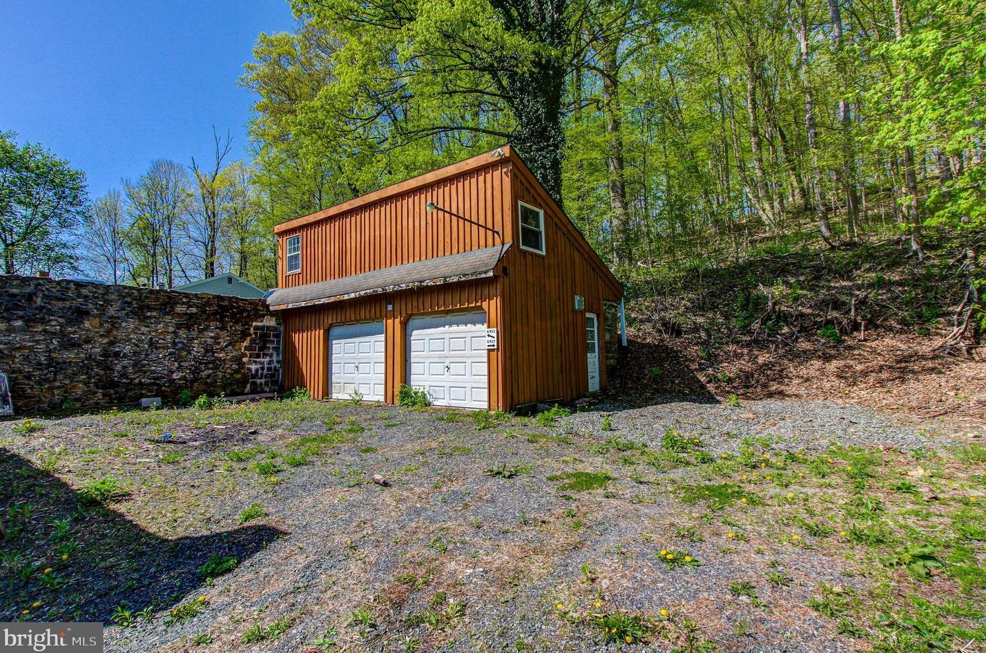 6951 Yeakels Mill Rd, Zionsville PA  18092-2337 exterior