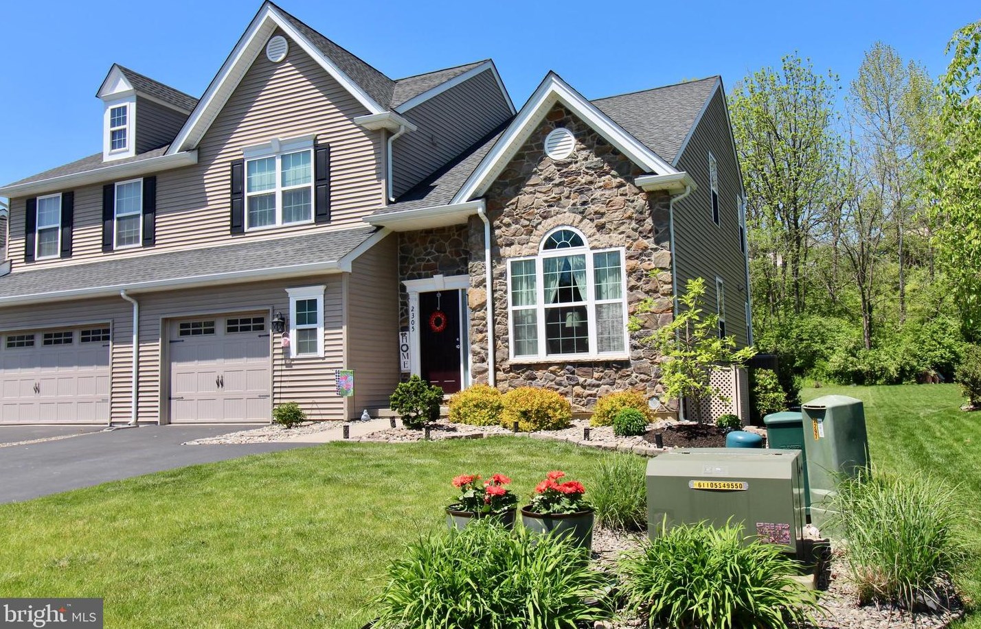 2305 Creekside Dr, Ironton, PA 18037