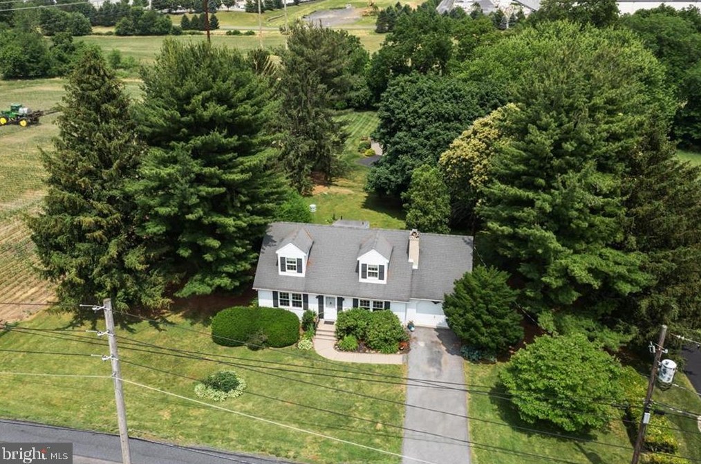 511 Twin Ponds Rd, Breinigsville, PA 18031