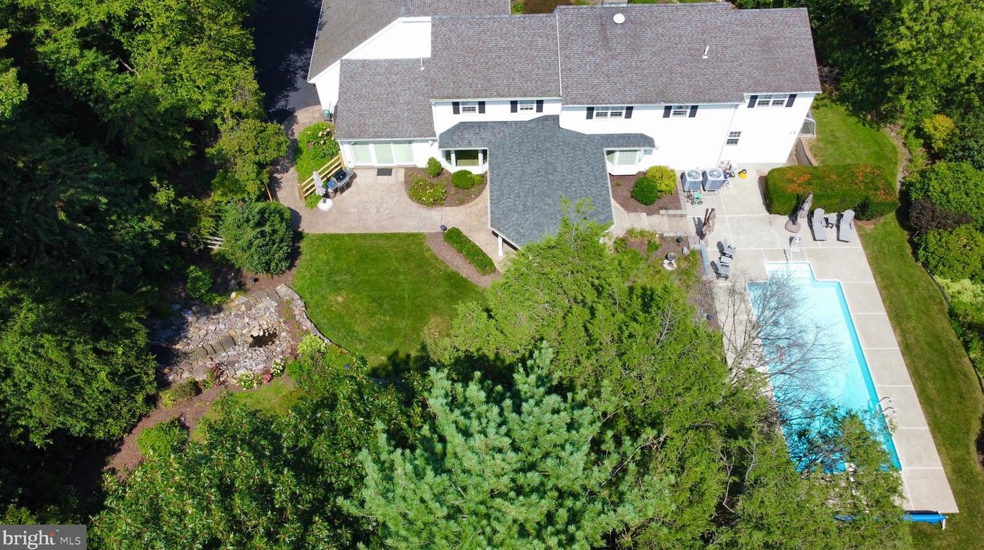 4766 5 St, Emmaus PA 18049-2331 exterior