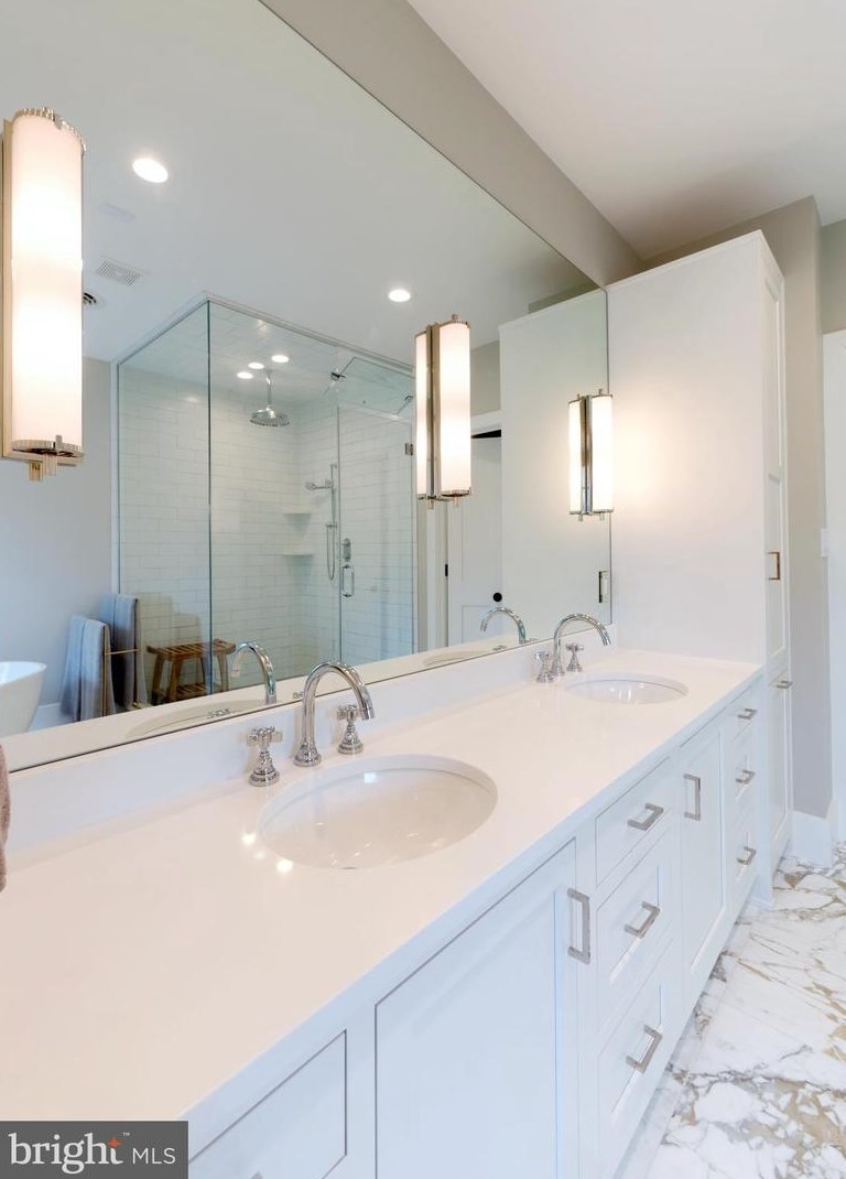 2747 Avenue Du Vlg, Bethlehem PA  18015-9117 exterior