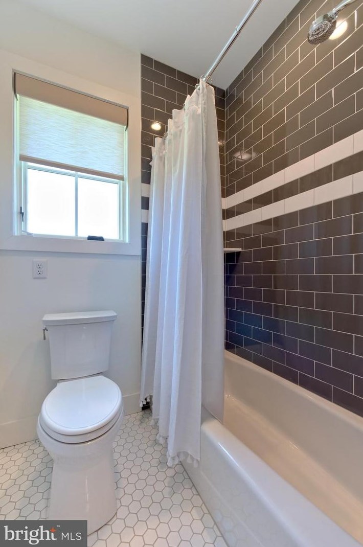 2747 Avenue Du Vlg, Bethlehem PA  18015-9117 exterior