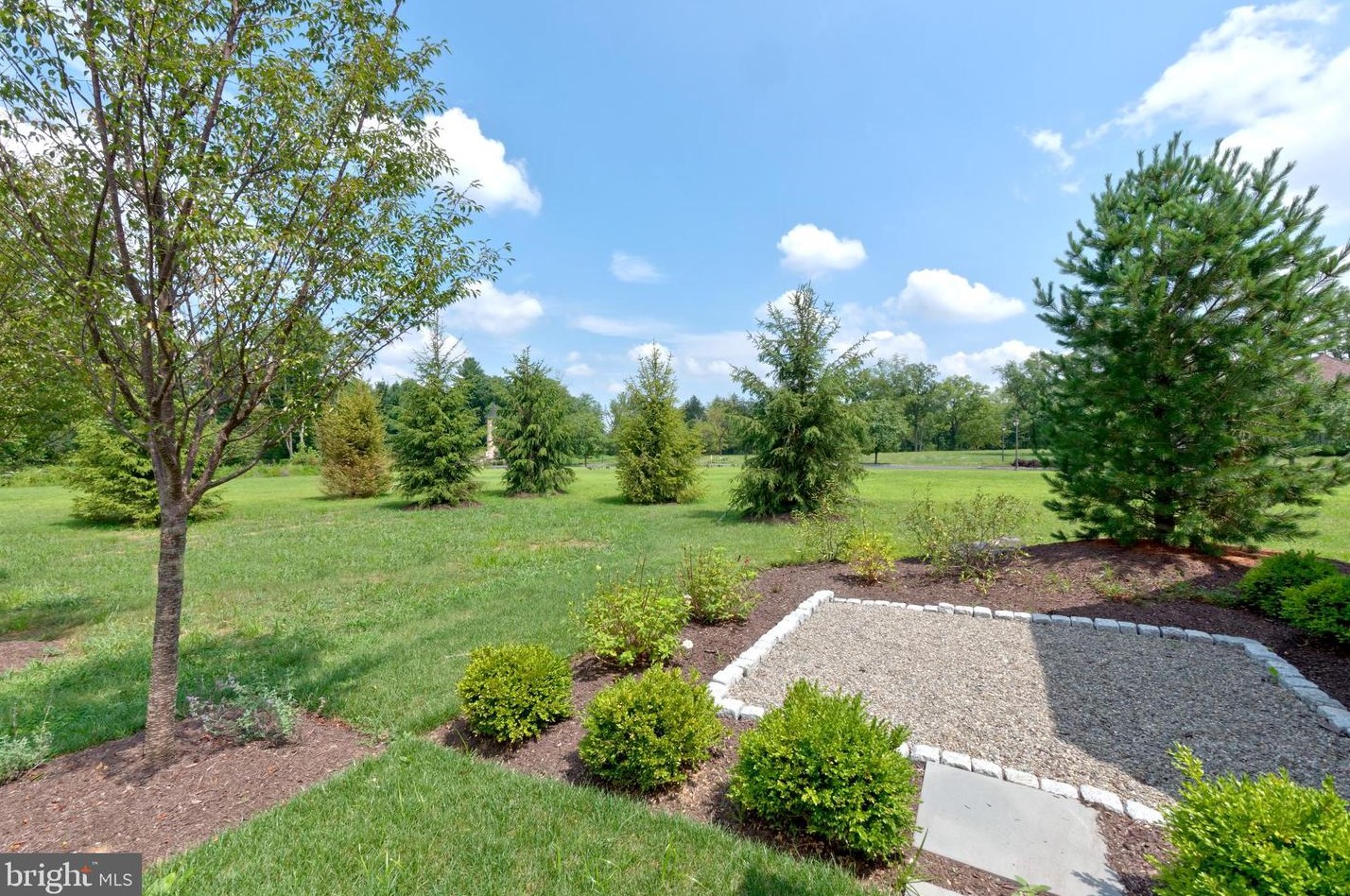 2747 Avenue Du Vlg, Bethlehem PA  18015-9117 exterior