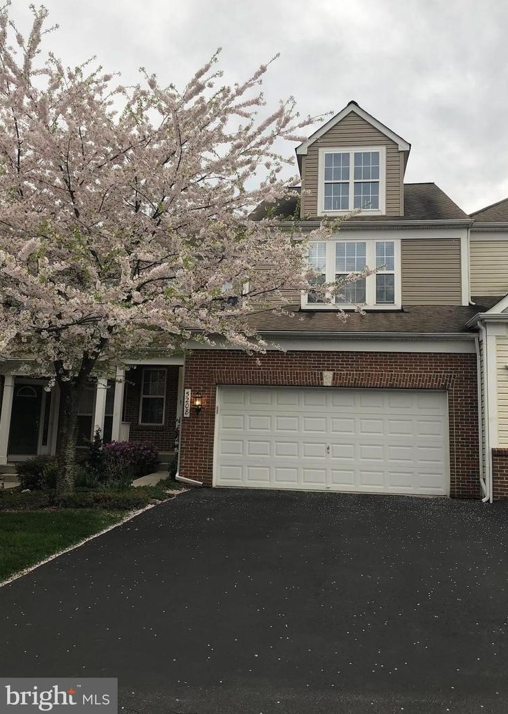 5208 Blue Sky Dr, Orefield, PA 18069-9112