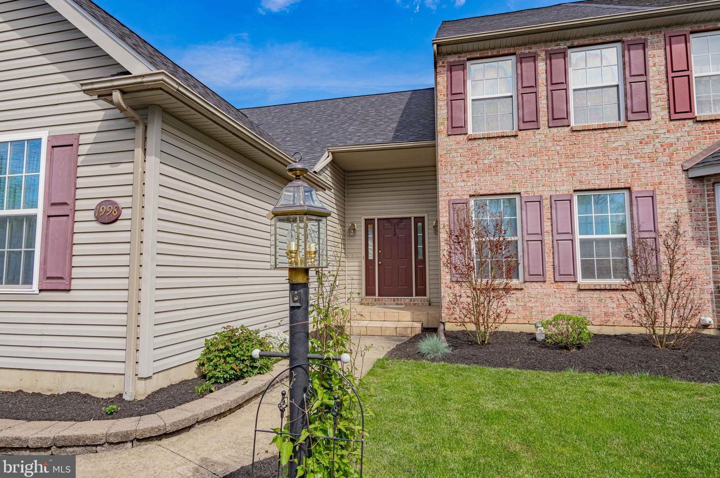 1998 Rolling Meadow Dr, Macungie, PA 18062-8874