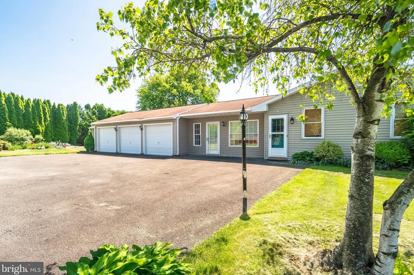 2777 Old Post Rd, Schnecksville, PA 18078-2905