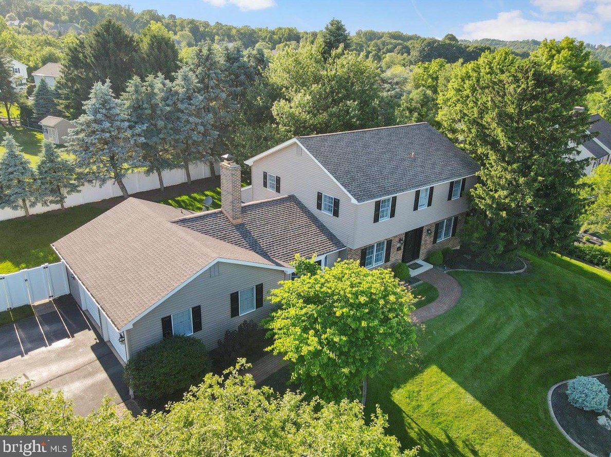 5727 Blue Grass Trl, Coopersburg, PA 18036-1835
