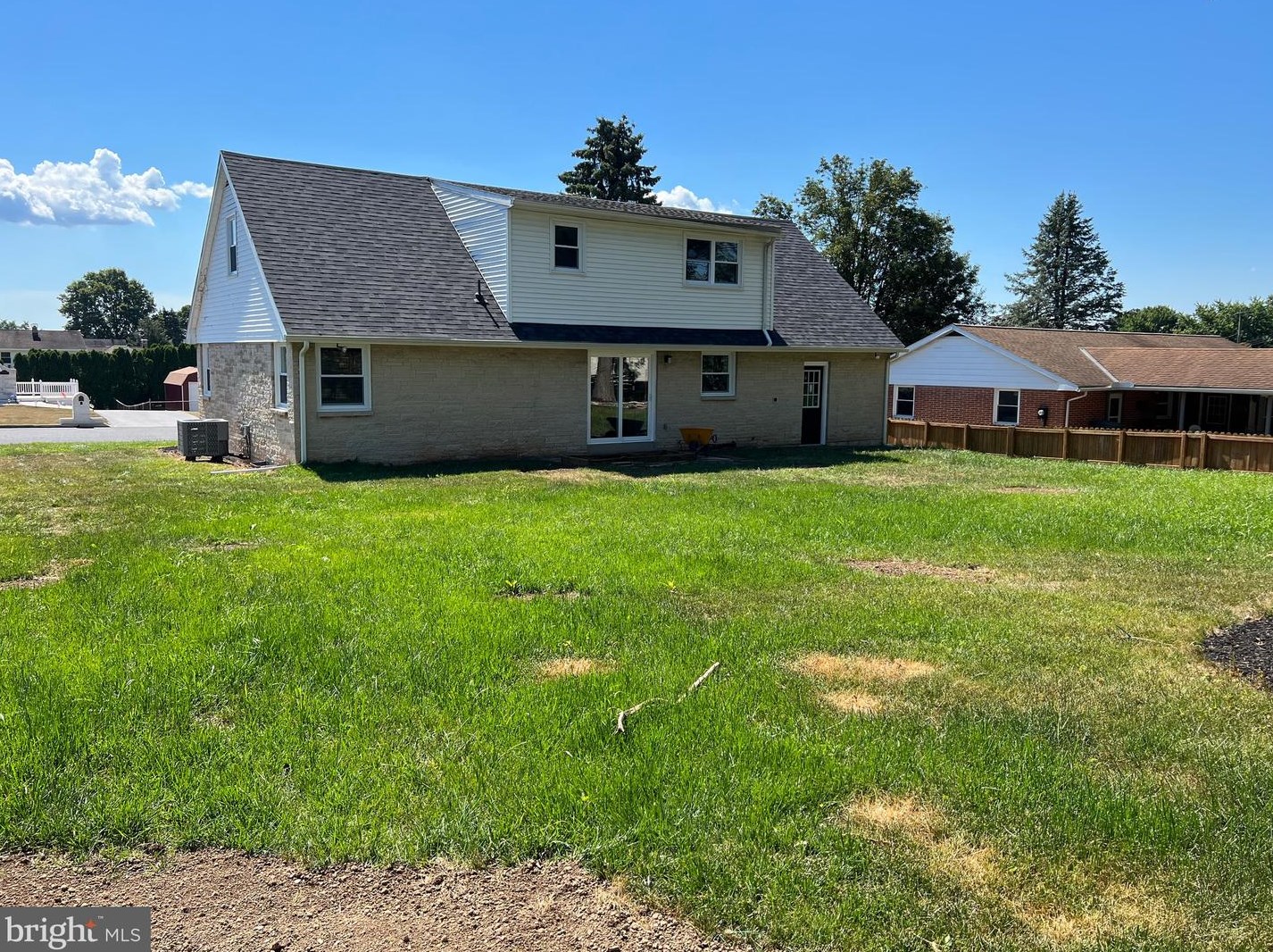 1827 Martin Dr, Lebanon PA  17046-1830 exterior