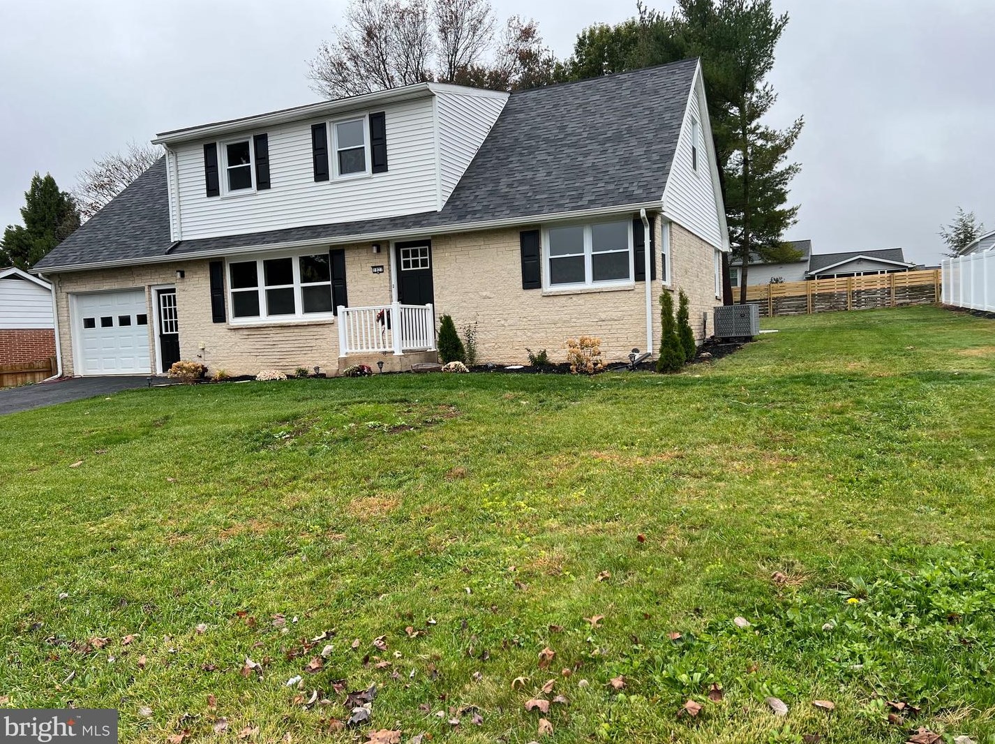 1827 Martin Dr, Lebanon PA  17046-1830 exterior