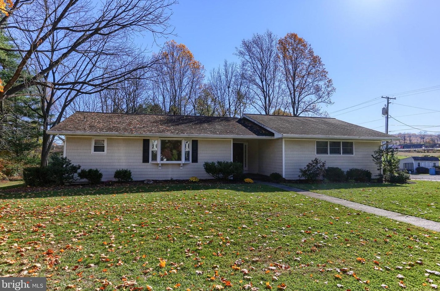 18 Locust Ln, Lebanon, PA 17042-9569
