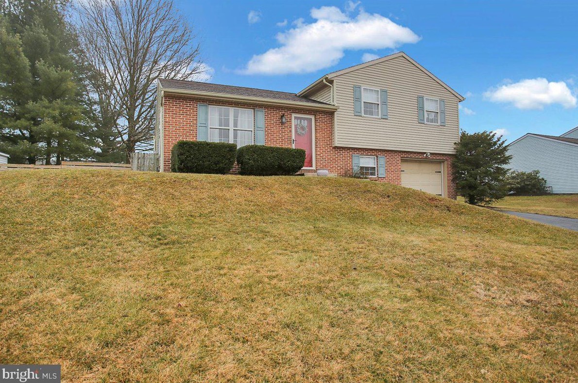 20 Brookfield Dr, Lebanon, PA 17046-1800