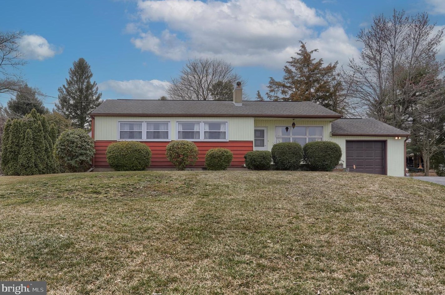 955 Narrows Dr, Lebanon, PA 17046-8703