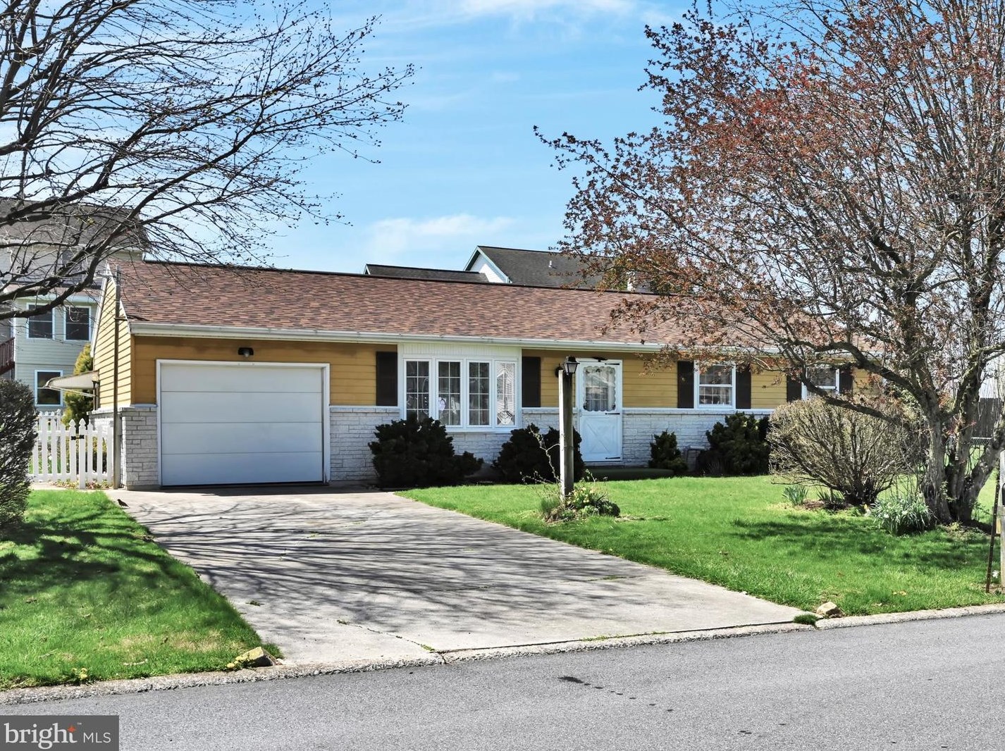 605 Henry Houck Ln, Lebanon, PA 17042-8804
