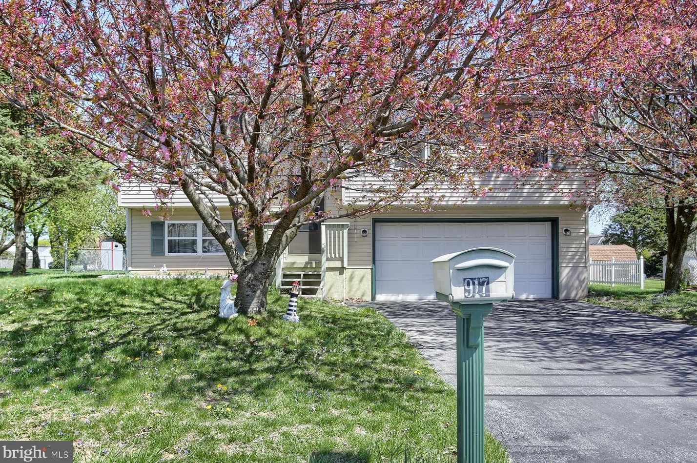 917 Maple Ln, Lebanon, PA 17046-2012