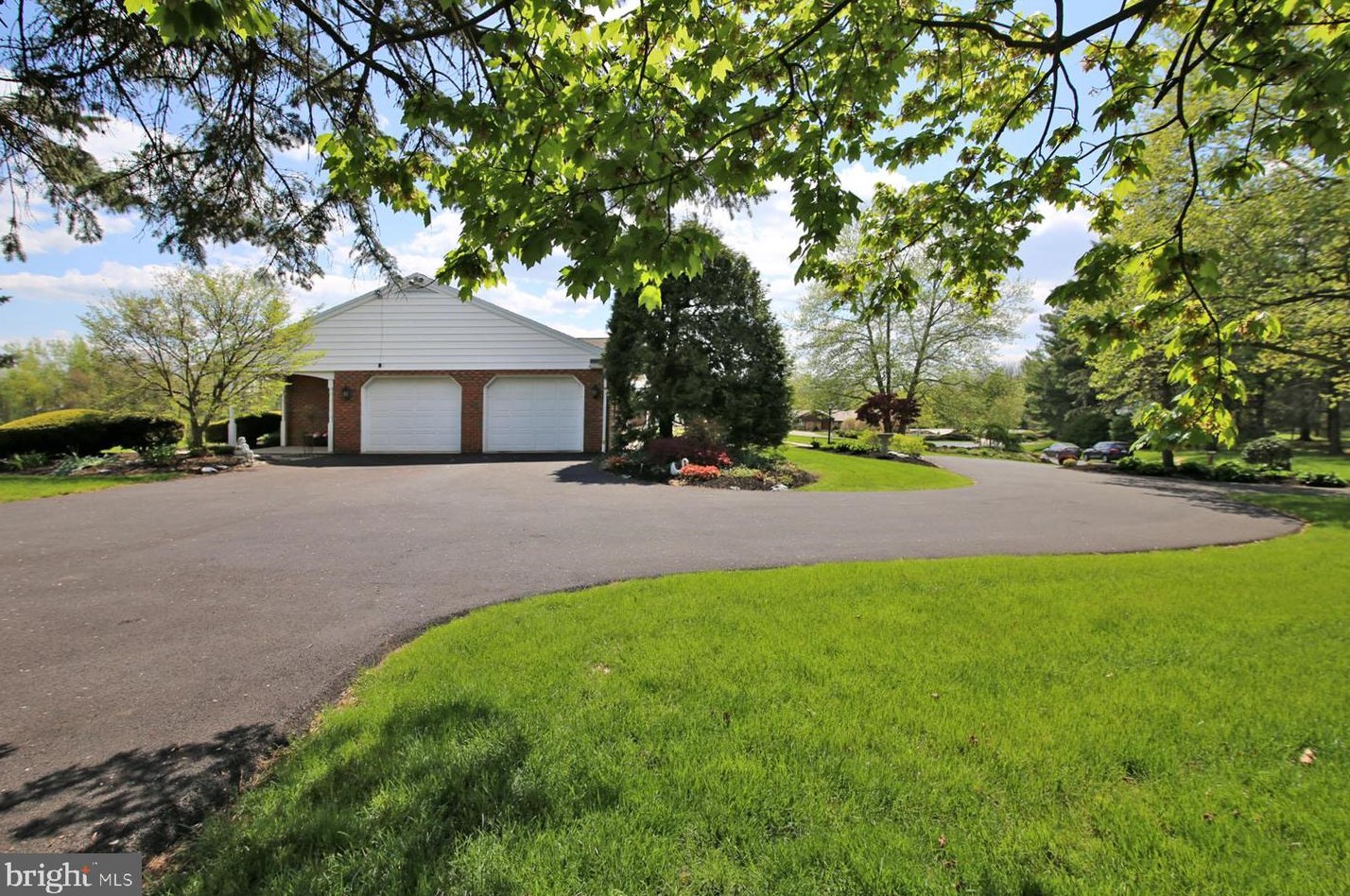 836 Tudor Ln, Lebanon PA  17042-6406 exterior