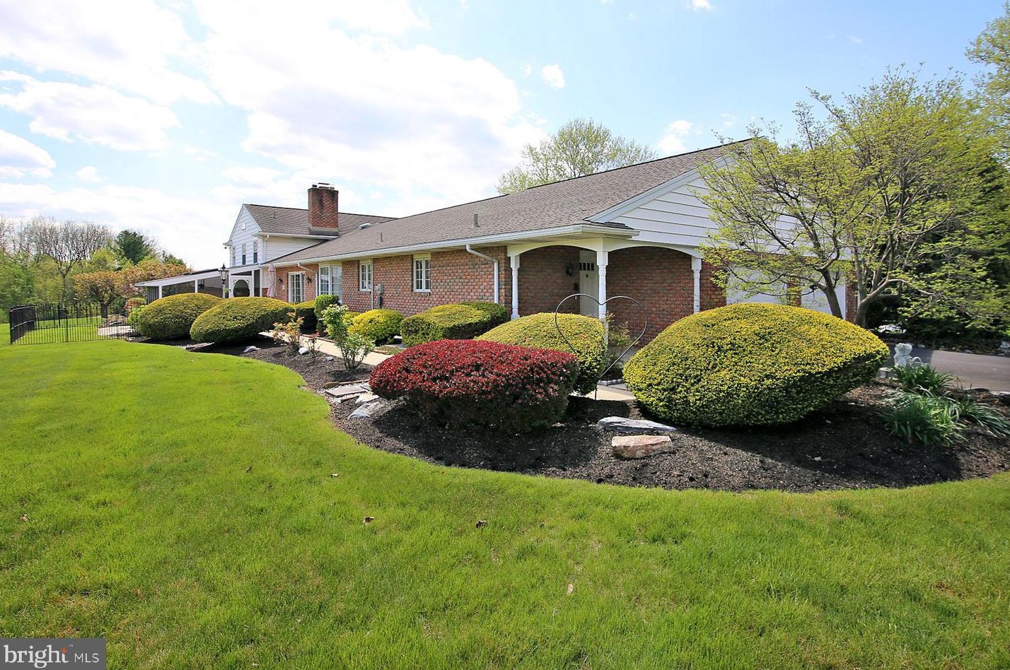 836 Tudor Ln, Lebanon PA  17042-6406 exterior