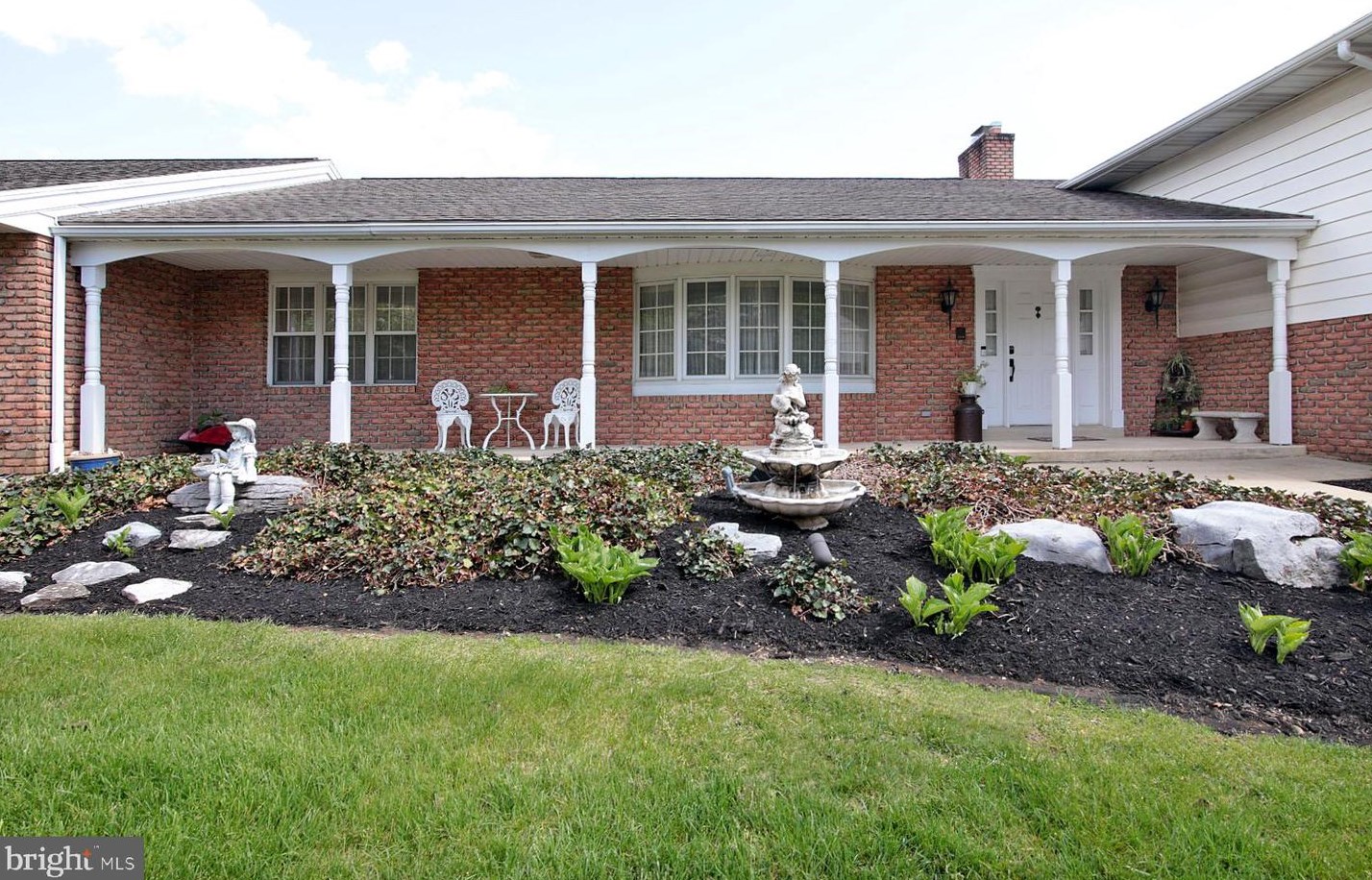 836 Tudor Ln, Lebanon, PA 17042-6406